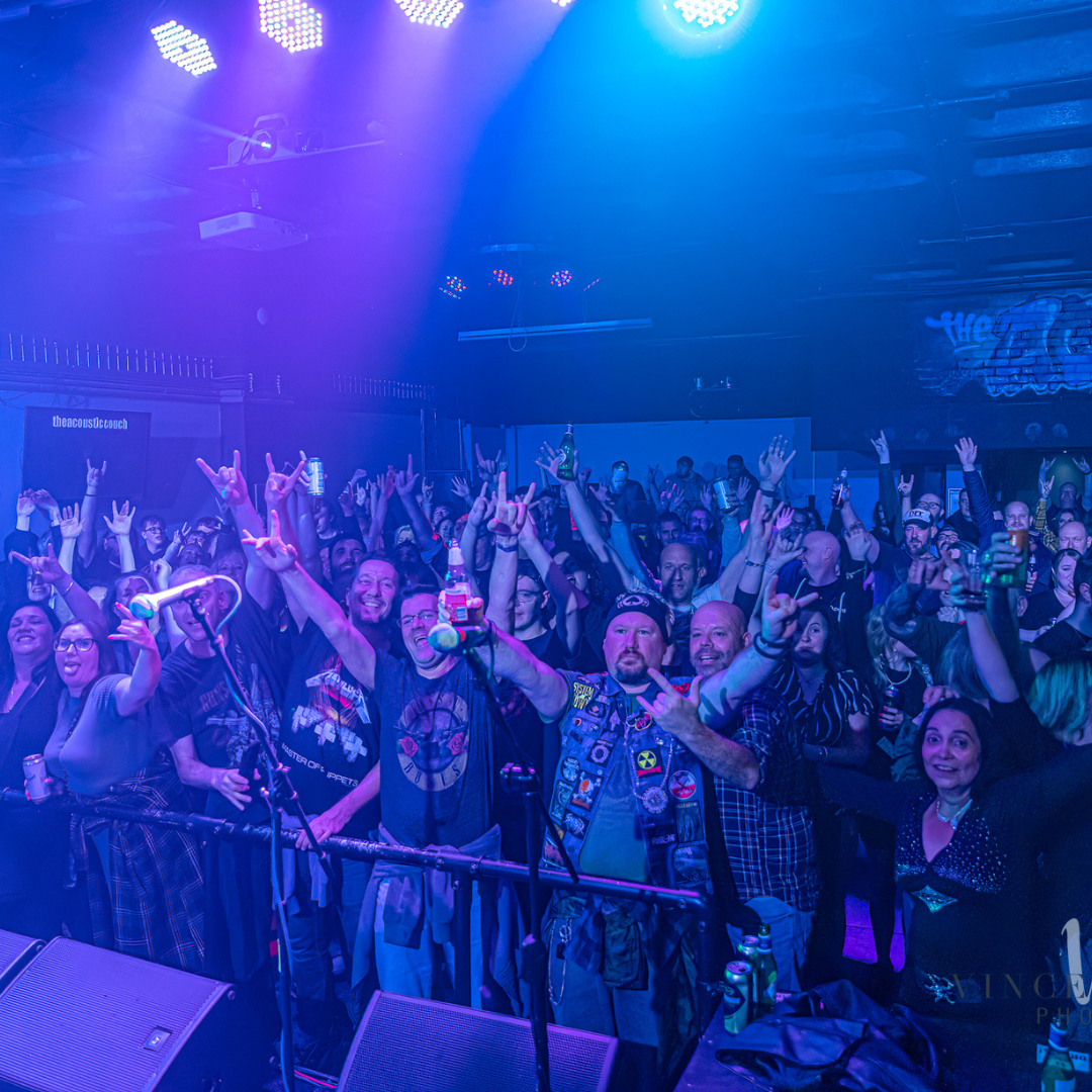 crowd at acoustic couch